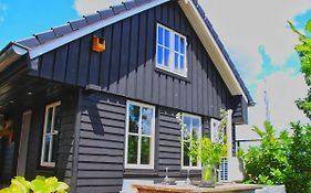 Uniek houten huis nabij bos en plassen