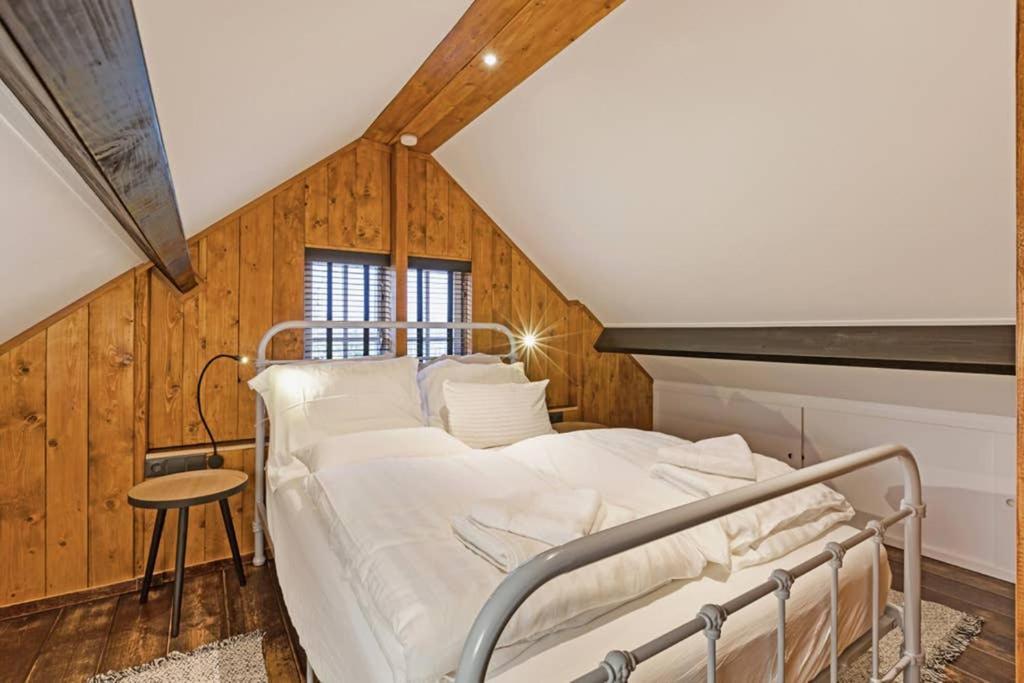 Uniek houten huis nabij bos en plassen Hollandsche Rading Buitenkant foto