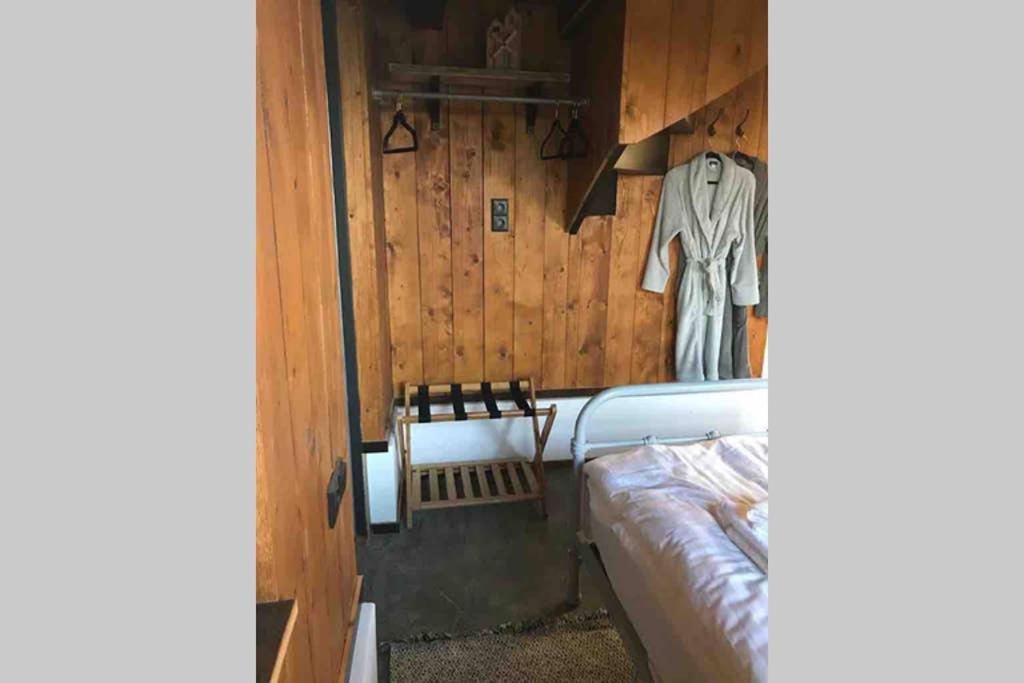Uniek houten huis nabij bos en plassen Hollandsche Rading Buitenkant foto