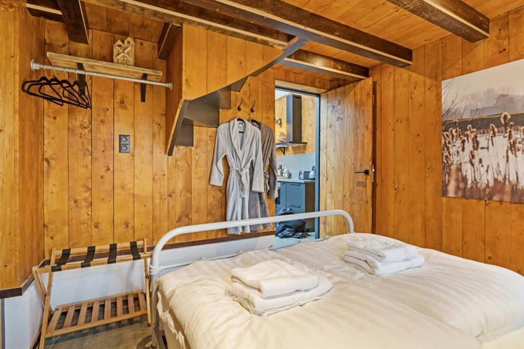 Uniek houten huis nabij bos en plassen Hollandsche Rading Buitenkant foto